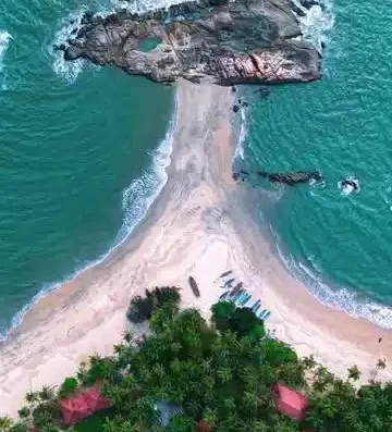 Golden sandy shoreline at Kizhunna Ezhara Beach, Kannur