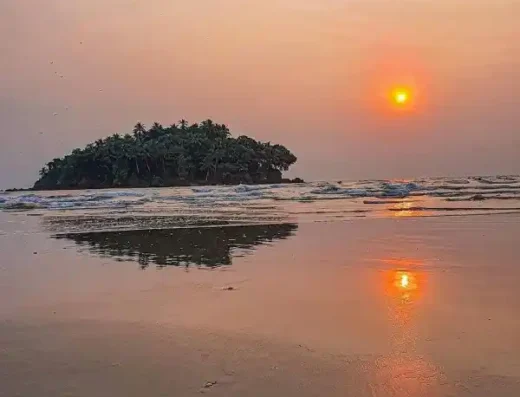 Sunset over Dharmadam Beach and Dharmadam Island